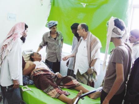 وزير الدفاع أثناء تفقده لأحد الجرحى أمس